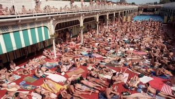 Le solarium de la piscine Deligny le 16 août 1987 à Paris. © AFP - Jean-Loup Gautreau.jpg